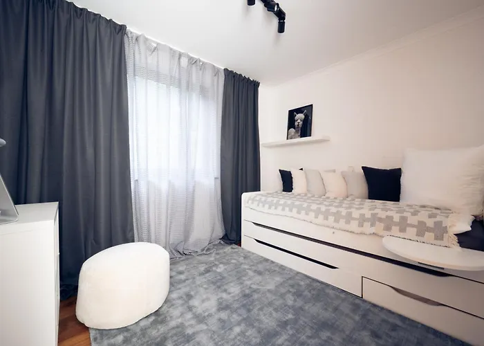 Luxus-familienvilla Mit Privatem Pool Und Xxl Whirlpool, Kamin, Grill & Blick In Weinberge